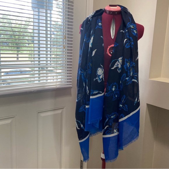 Banana Republic women blue/ white floral tropical 72”X 36”wrap scarf. Pre owned. - Picture 2 of 9